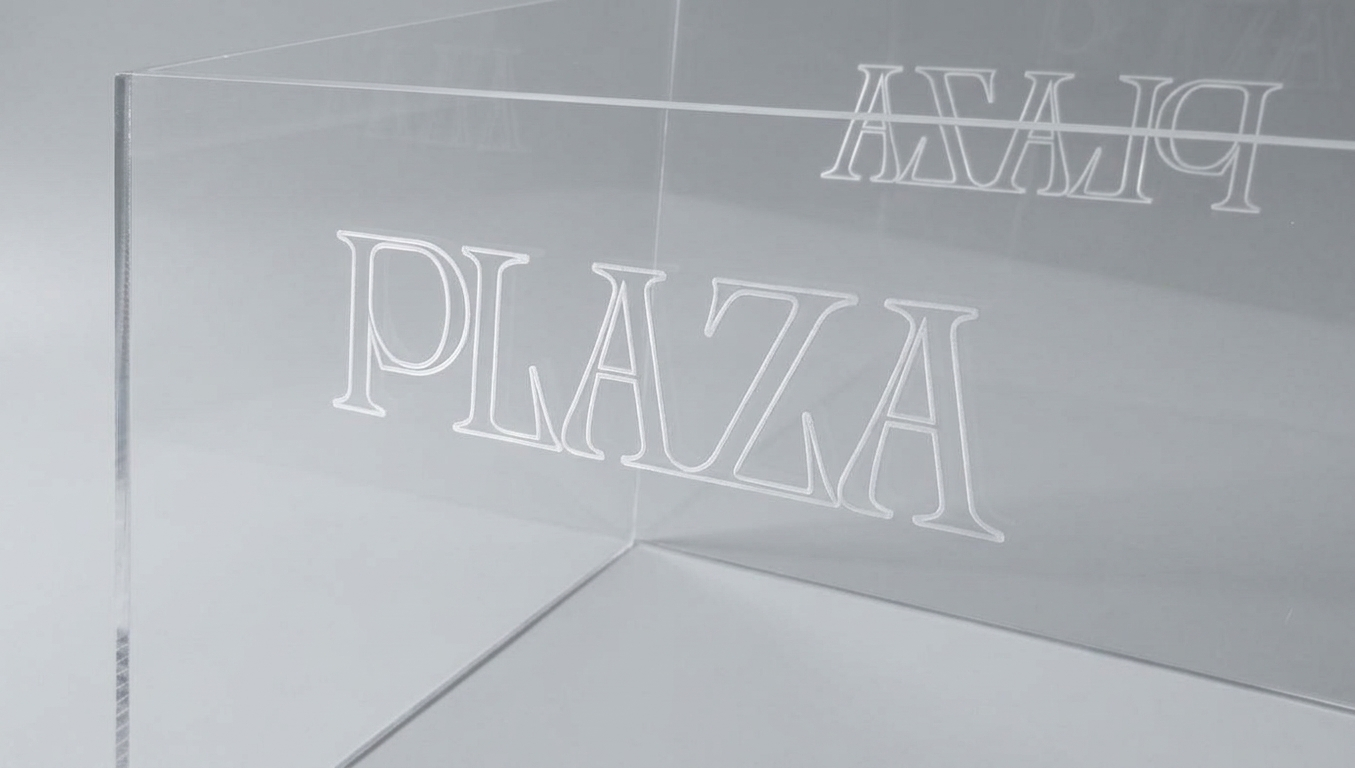 incisione laser su plexiglass dettaglio incisione laser logo su plexiglass trasparente